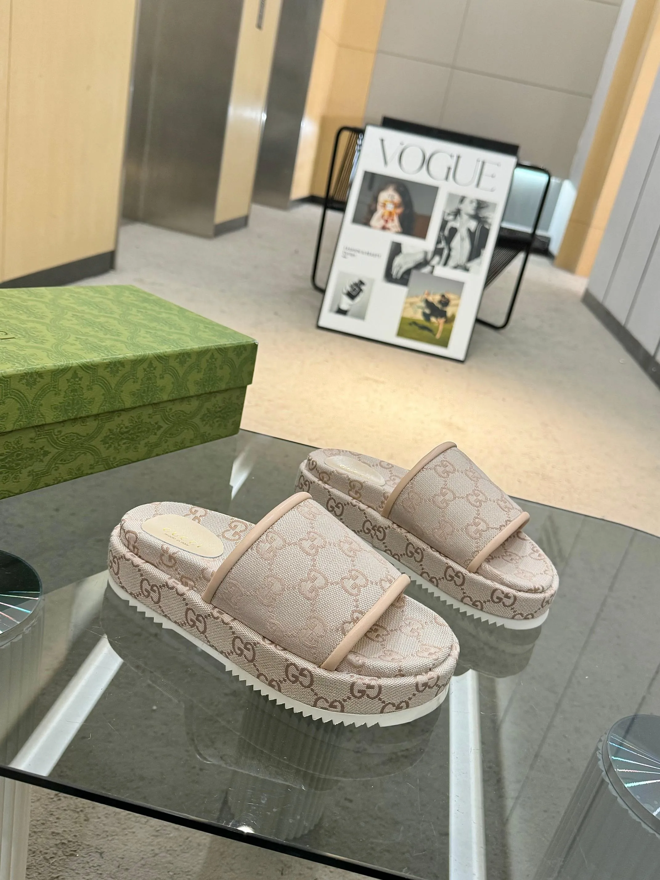 👟👟Ex-factory price 440👟👟 Gucci’s latest limited edition thick-soled slippers. Top quality for sale. Purchase genuine product for development. The material and workmanship are consistent with the original. Upper: original special printing process. Lining: dyed sheepskin. Outsole: Italian private model outsole. Size: 35-43M standard size. 41, 42, 43 are also customized and cannot be returned. Sole thickness: 5.5cm. Forefoot 4cm.